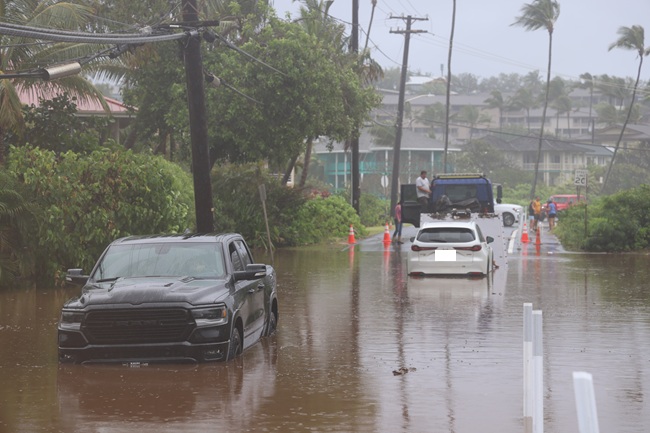 Heavy flooding at the intersection of Hoone Road and Kaui Road.