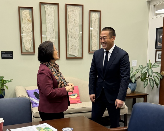 Mayor Derek S.K. Kawakami meets with United States Senator Mazie Hirono.