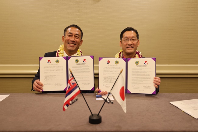County of Kaua‘i Mayor Derek S.K. Kawakami (left) and Iwaki City Mayor Hiroyuki Uchida (left) sign friendship agreements, reaffirming the sister city relationship between Kaua‘i and Iwaki.