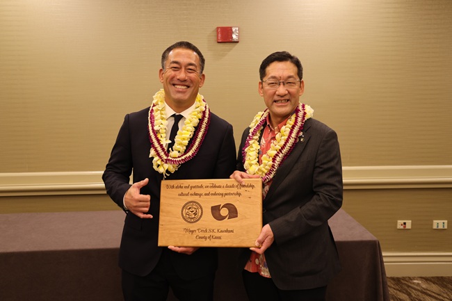 Mayor Derek S.K. Kawakami presents Mayor Hiroyuki Uchida with an official gift in celebration of a decade of the sister city relationship between Kaua‘i and Iwaki.