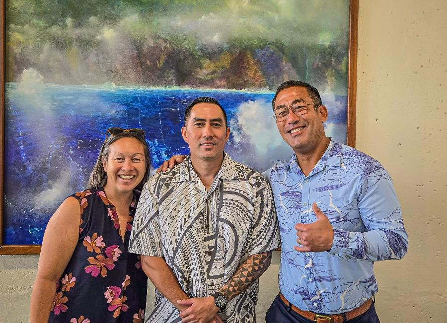 Managing Director Reiko Matsuyama and Mayor Derek S.K. Kawakami commend Detective Hsu