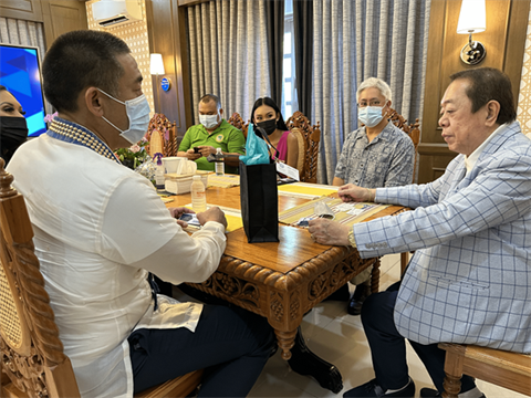 Mayor Derek Kawakami (left), with members of the Kaua‘i delegation, meet with Ilocos Sur Governor Jerry Singson (right) in Vigan on May 23.