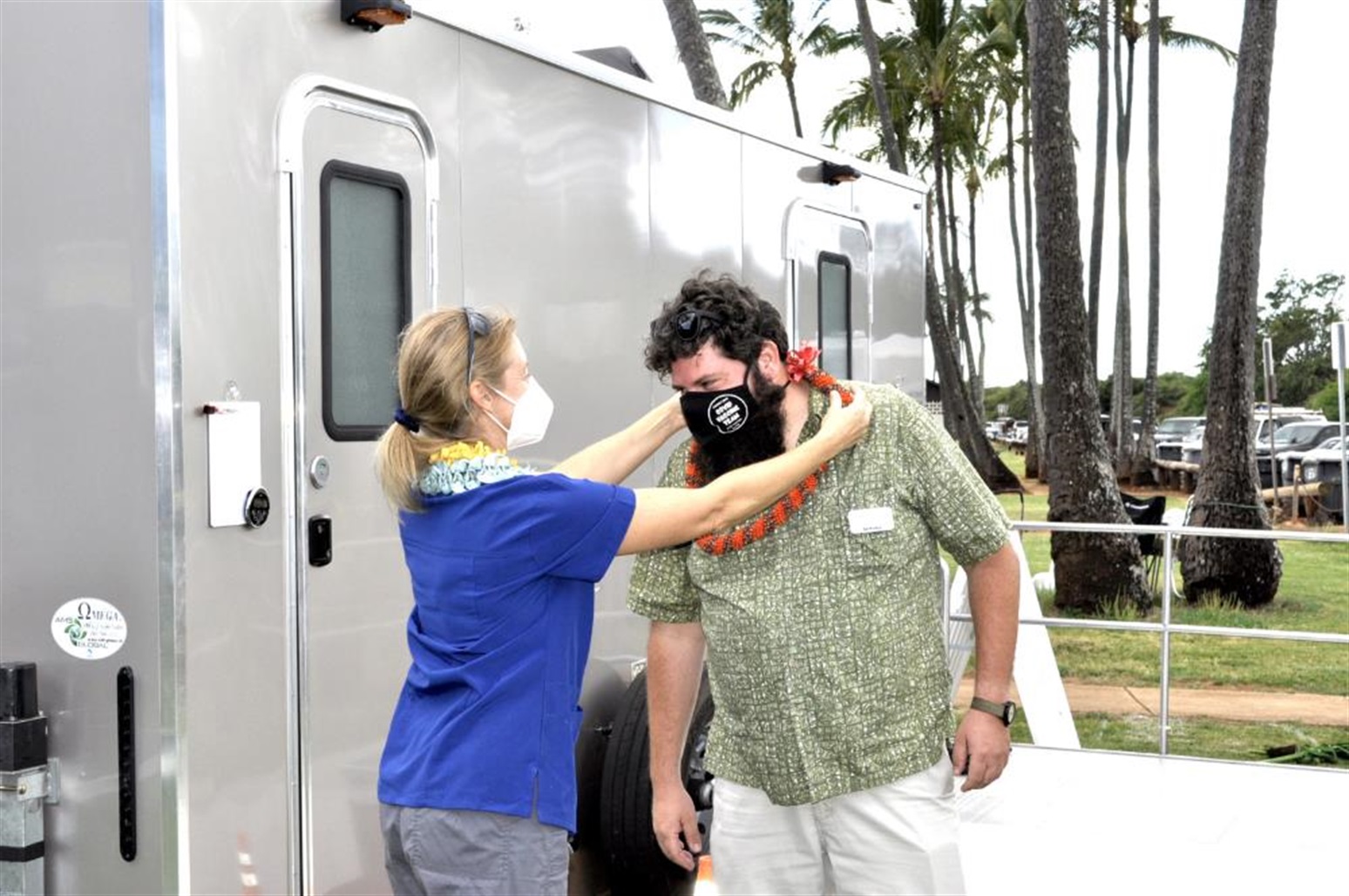 photo of Grace Meek placing a lei on Bob Wardlaw